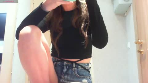 Snapshot of momentbeforedown chatting on November 2025 03:37:02 AM Hailey online show from November 2025 03:37:02 AM