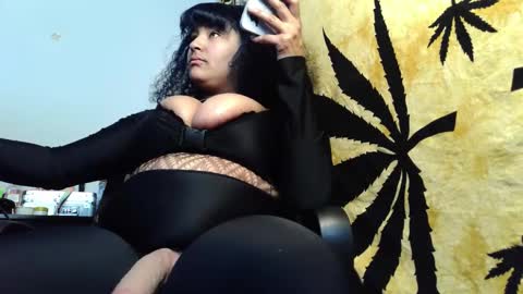 Snapshot of mommybubbles2 chatting on February 2026 01:41:01 PM Mommy Bubbles online show from February 2026 01:41:01 PM