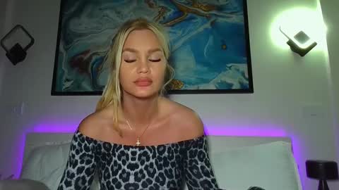 Snapshot of moni_ chatting on February 2025 03:45:01 AM Monica online show from February 2025 03:45:01 AM