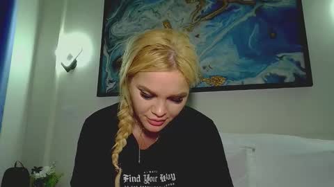 Snapshot of moni_ chatting on November 2025 04:25:02 AM Monica online show from November 2025 04:25:02 AM