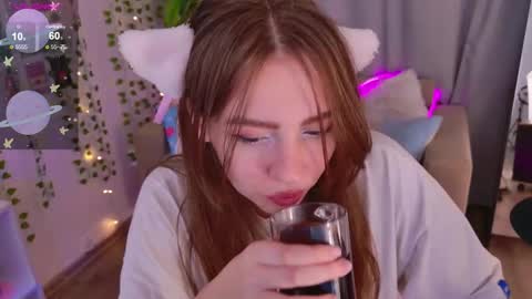 Snapshot of moon__bunny chatting on September 2025 03:45:02 PM Moon Bunny online show from September 2025 03:45:02 PM