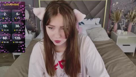 Snapshot of moon__bunny chatting on November 2025 05:28:02 PM Moon Bunny online show from November 2025 05:28:02 PM