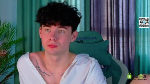 moon_gloww online show from April 2026 05:05:01 AM