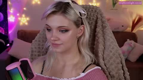 Mia   online show from January 2025 07:01:02 PM