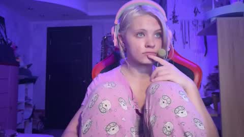 Mia   online show from November 2025 11:04:02 PM