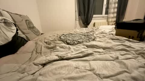 Snapshot of mouillelenos chatting on December 2024 05:31:02 PM CamO online show from December 2024 05:31:02 PM