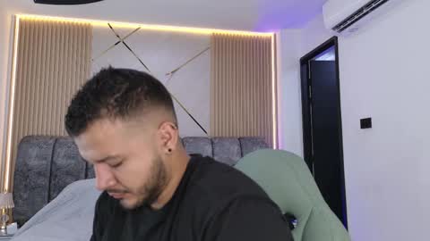 MIKEE online show from May 2026 03:02:02 AM