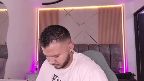 MIKEE online show from May 2026 03:02:01 AM