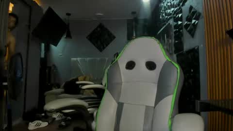 mr_mois online show from June 2026 06:02:01 AM