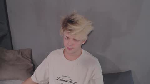 mr leo online show from December 2024 08:39:01 PM