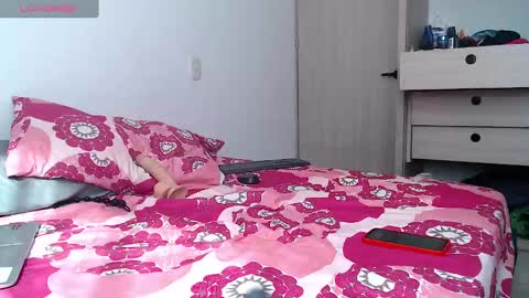 Snapshot of mrmickke chatting on December 2024 07:12:01 PM INDEPENDT MODEL - Twitter mrmickke online show from December 2024 07:12:01 PM