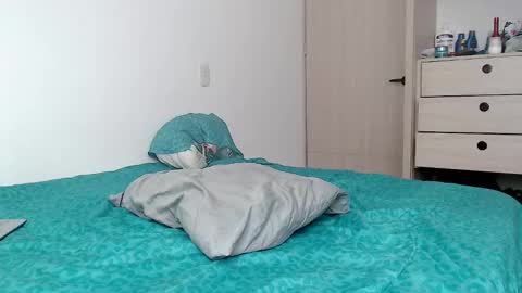 Snapshot of mrmickke chatting on December 2024 07:01:01 PM INDEPENDT MODEL - Twitter mrmickke online show from December 2024 07:01:01 PM