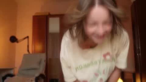 Snapshot of my_mia_ chatting on October 2025 09:19:02 AM MIA I will be here Monday Wednesday Thursday Saturday online show from October 2025 09:19:02 AM