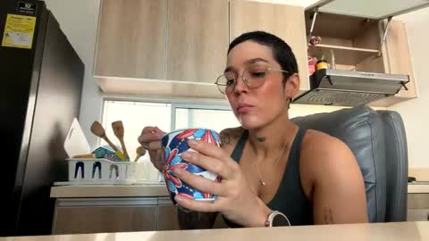 jacke BUNNY online show from April 2026 09:06:02 PM