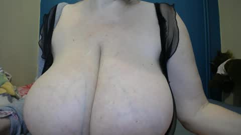 nadinnnea online show from January 2025 06:24:01 PM