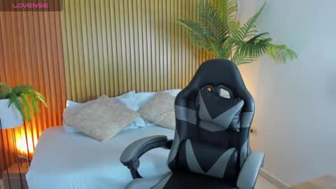 N A H I A online show from November 2025 02:34:01 AM