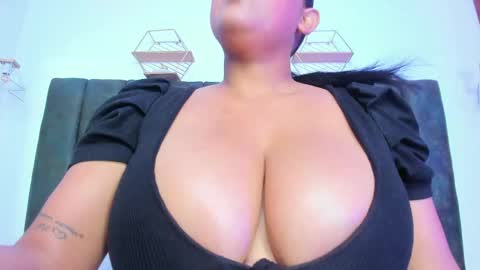 Nahomy online show from May 2026 08:17:01 PM