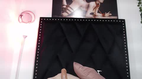 Naia x online show from February 2025 11:06:02 PM