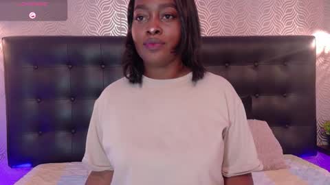 naiaramasson_ online show from September 2025 12:21:01 PM