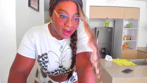 Snapshot of naomi_kiing chatting on October 2025 04:53:02 PM Nathalia King online show from October 2025 04:53:02 PM