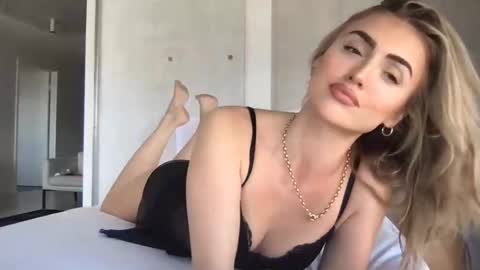 Snapshot of naomirhoades chatting on February 2025 01:03:02 AM naomirhoades online show from February 2025 01:03:02 AM