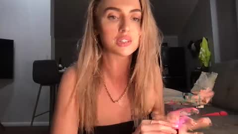 Snapshot of naomirhoades chatting on February 2025 04:10:01 PM naomirhoades online show from February 2025 04:10:01 PM