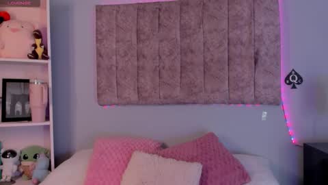 Snapshot of naomisanz_ chatting on February 2026 01:37:01 AM Laura online show from February 2026 01:37:01 AM