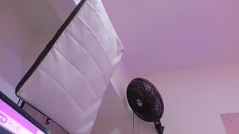 Snapshot of nascary_fox chatting on November 2025 02:43:02 PM Nascary Fox online show from November 2025 02:43:02 PM