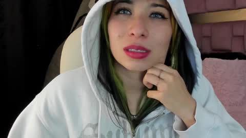 Snapshot of natsuki_09 chatting on December 2024 07:58:01 AM Nat online show from December 2024 07:58:01 AM