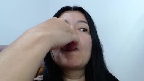 Snapshot of naturally_mature chatting on December 2024 05:12:01 AM Sammy online show from December 2024 05:12:01 AM