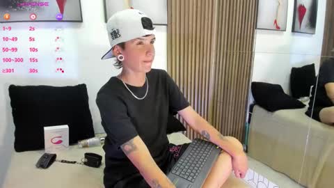 sam online show from December 2025 04:40:01 AM