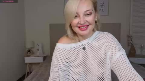 Milena  online show from November 2025 09:31:01 AM