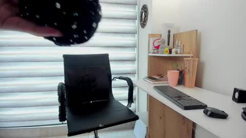 Snapshot of nia__white chatting on January 2025 05:59:01 PM laura online show from January 2025 05:59:01 PM