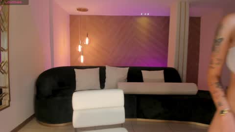 Snapshot of niaholland chatting on December 2024 11:29:01 AM SQUIRTER DOLL online show from December 2024 11:29:01 AM