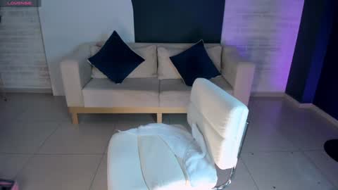 Snapshot of niaholland chatting on December 2024 02:24:01 AM SQUIRTER DOLL online show from December 2024 02:24:01 AM