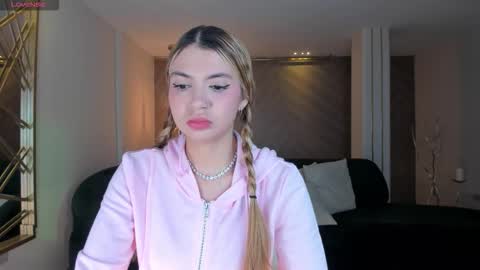 Snapshot of niaholland chatting on October 2025 10:57:02 AM SQUIRTER DOLL online show from October 2025 10:57:02 AM