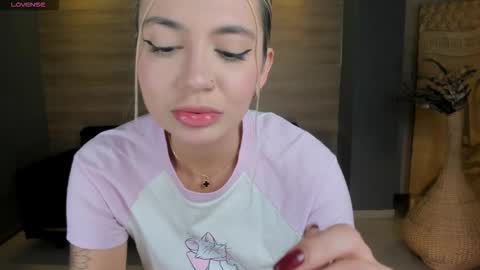 Snapshot of niaholland chatting on October 2025 08:07:01 PM SQUIRTER DOLL online show from October 2025 08:07:01 PM