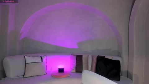 Snapshot of niaholland chatting on October 2025 07:54:02 PM SQUIRTER DOLL online show from October 2025 07:54:02 PM