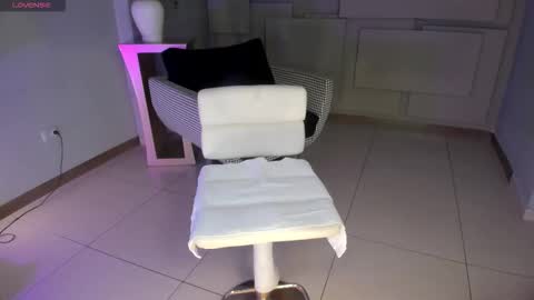 Snapshot of niaholland chatting on December 2025 08:04:02 PM SQUIRTER DOLL online show from December 2025 08:04:02 PM