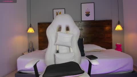 Snapshot of niall_falcon chatting on January 2025 01:00:02 PM Niall online show from January 2025 01:00:02 PM