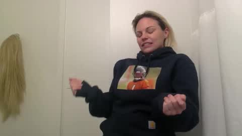 Snapshot of nicecolddrink2 chatting on January 2026 04:25:01 AM Amber online show from January 2026 04:25:01 AM