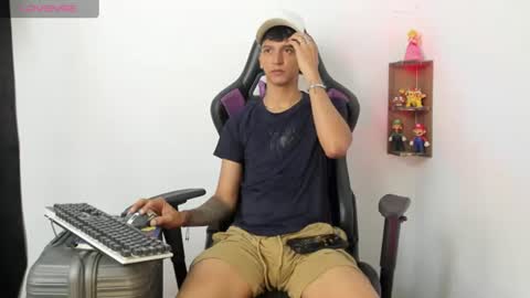 Snapshot of nick_greey chatting on July 2026 08:33:01 PM Frank online show from July 2026 08:33:01 PM