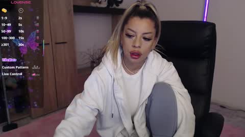 Snapshot of nicole___19 chatting on December 2025 03:40:02 PM Nico online show from December 2025 03:40:02 PM