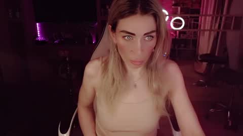 Snapshot of nicole_g0ld_ chatting on May 2026 09:52:02 PM Nicole online show from May 2026 09:52:02 PM
