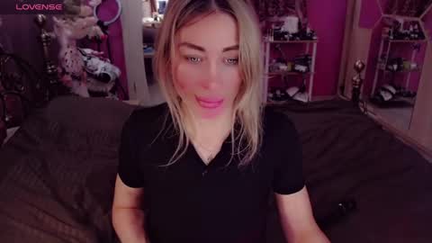 Snapshot of nicole_g0ld_ chatting on May 2026 06:35:02 PM Nicole online show from May 2026 06:35:02 PM