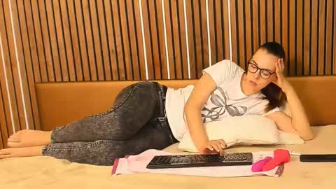 Nicole AKG online show from September 2025 07:21:02 AM