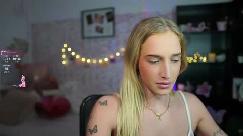 Snapshot of nicolette__shea_ chatting on February 2025 05:18:02 PM nicolette__shea_ online show from February 2025 05:18:02 PM