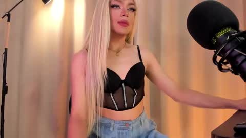 Snapshot of nicolette_tay chatting on February 2025 04:14:02 PM Nicol online show from February 2025 04:14:02 PM