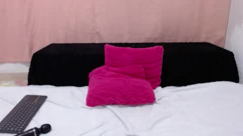 Snapshot of nicolle_gomes chatting on October 2025 10:18:02 PM nicolle gomes online show from October 2025 10:18:02 PM