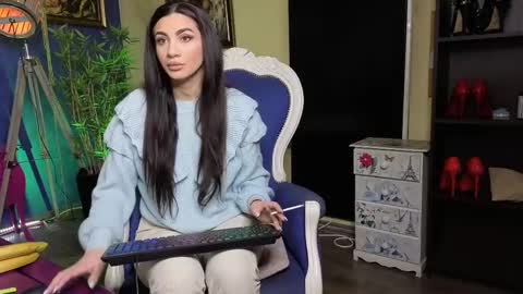 Nicolle online show from February 2025 07:45:01 AM